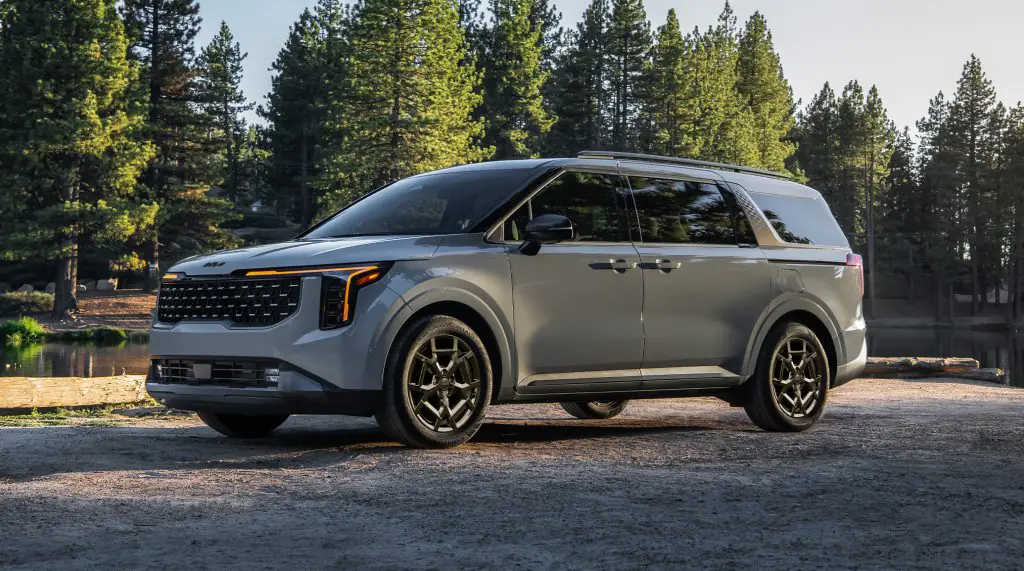 مواصفات كيا كرنفال 2025 – جنوط رياضية بتصميم حديث