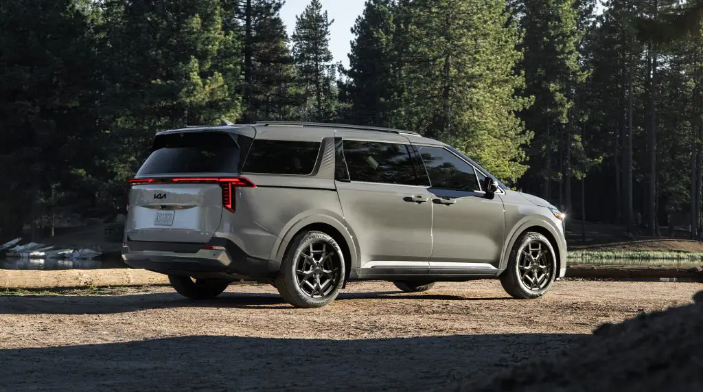 مواصفات كيا كرنفال 2025 – تصميم من الخارج بتفاصيل واضحة