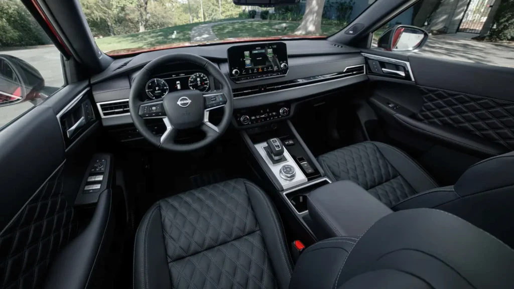 مواصفات نيسان روج 2025 – لوحة القيادة الرقمية المتطورة