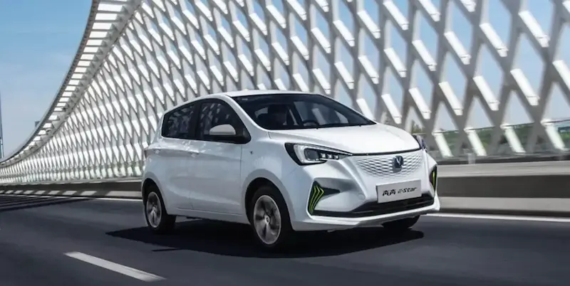 دليلك الشامل لشراء سيارة كهربائية 2026: الأنواع والأسعار وأفضل الخيارات المتاحة – هيكل انسيابي بخطوط ديناميكية