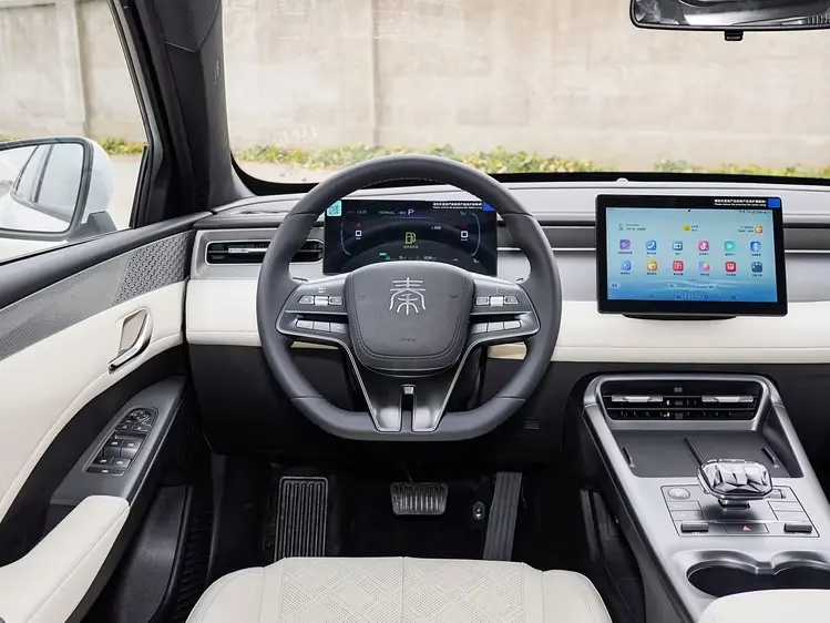 بي واي دي Qin Plus 2025: المواصفات الكاملة، المميزات، وهل تستحق الشراء في 2026؟ – لمسات داخلية بجودة بريميوم