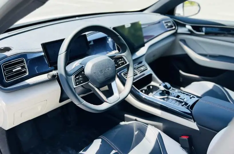 بي واي دي Qin Plus 2025: المواصفات الكاملة، المميزات، وهل تستحق الشراء في 2026؟ – شاشة اللمس الذكية